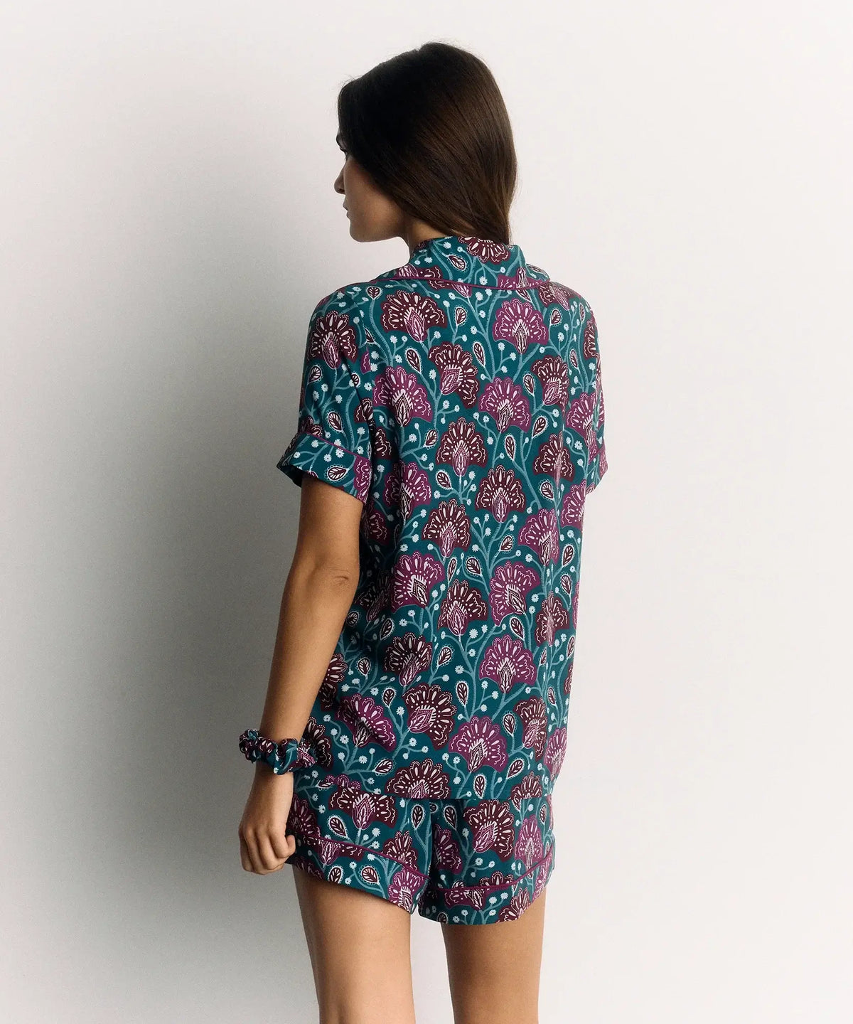 Mujer usando un Set Pijama Flores de Lounge, con diseño de flores en colores vibrantes, vista trasera.