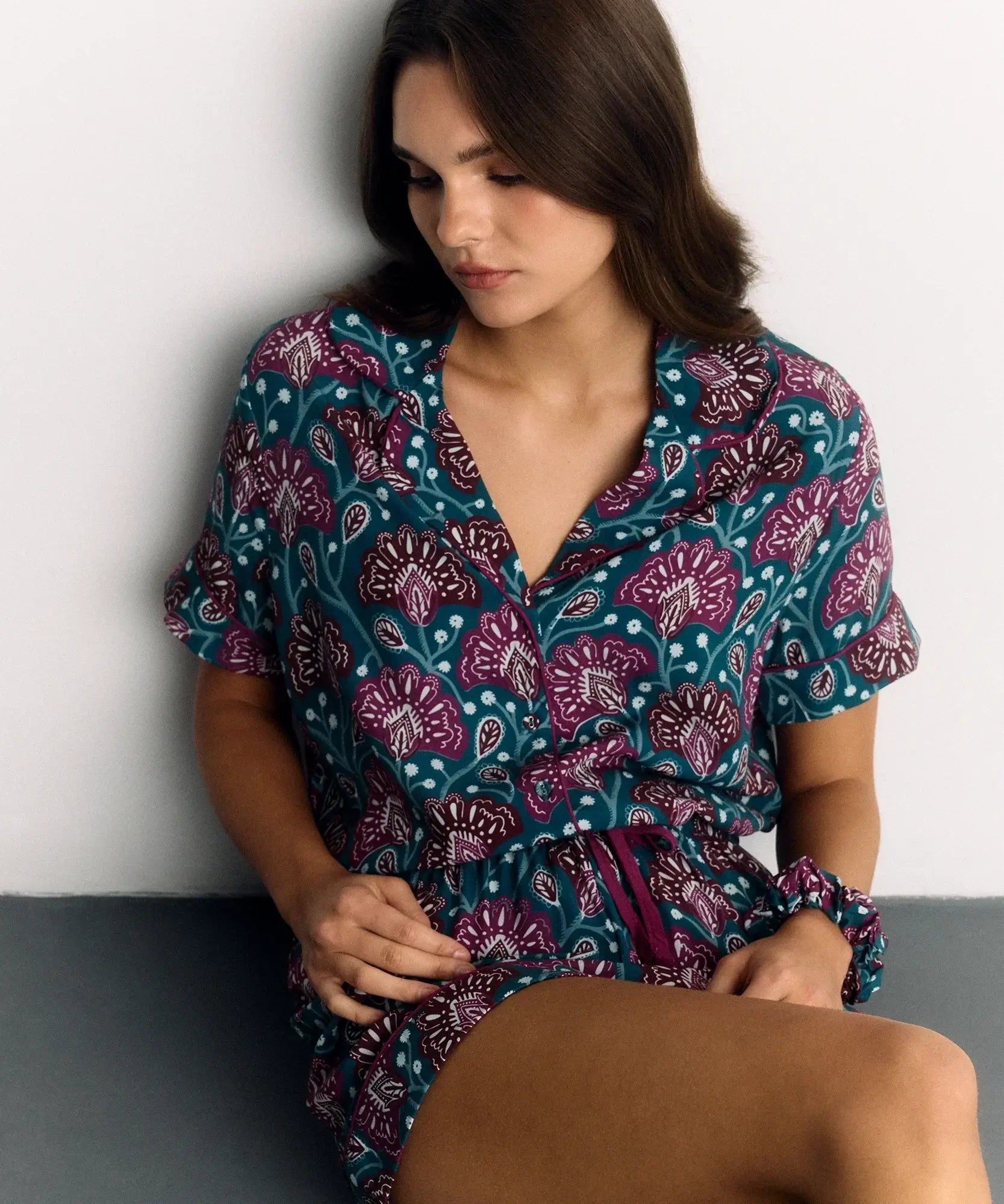 Set Pijama Flores de Lounge, camisero de flores con short elástico y colet a juego, estilizado y cómodo.