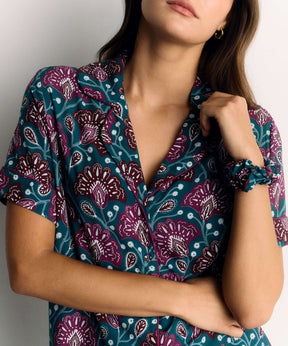 Set Pijama Flores de Lounge: camisa de pijama con diseño floral y colet a juego.