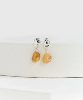 Aros Mini Piedra de la marca Lounge, con mini piedra colgante color ámbar en diseño elegante.