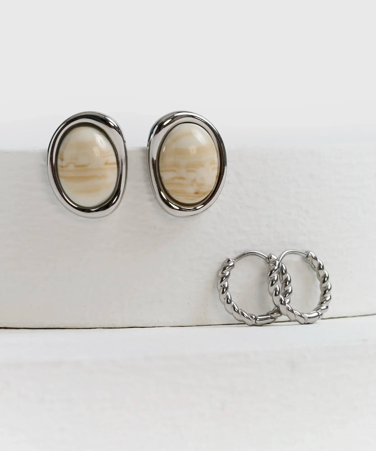 Set Aros Piedra de acero inoxidable por Lounge, incluye aros con diseño trenzado y piedra al centro.