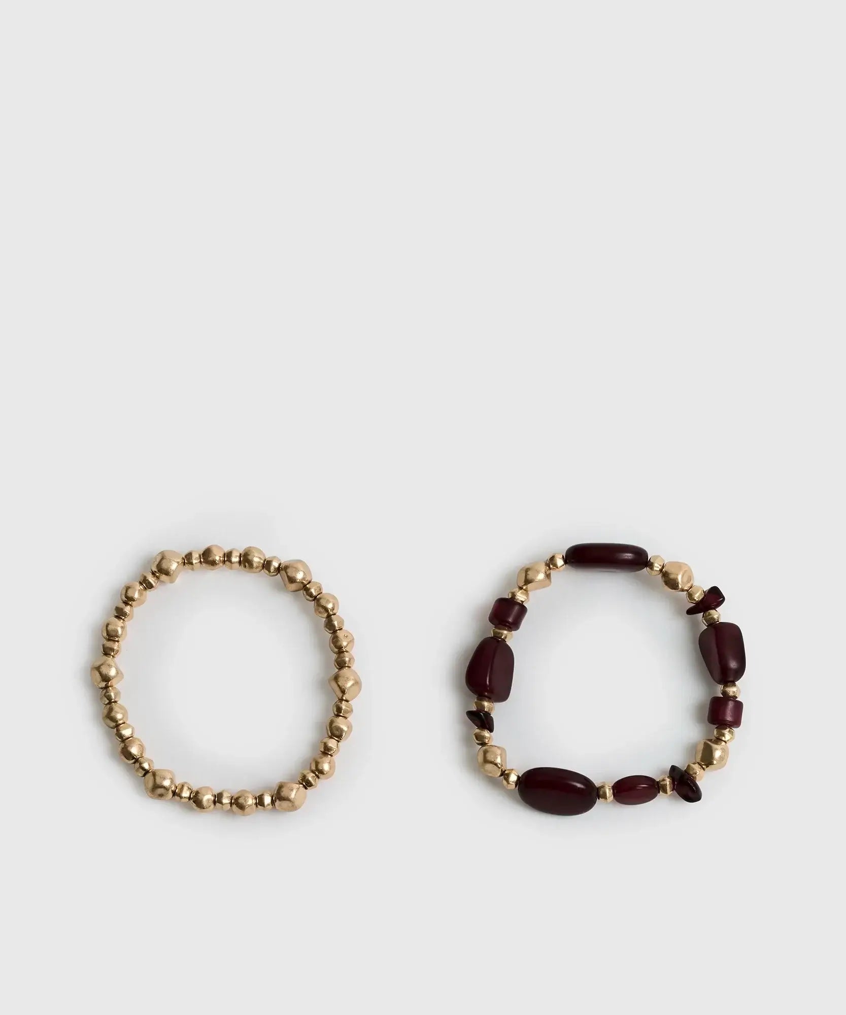 Set Pulseras Mostacillas Bicolor de Lounge, conjunto de pulseras elásticas con mostacillas en tonos dorado y burdeos.