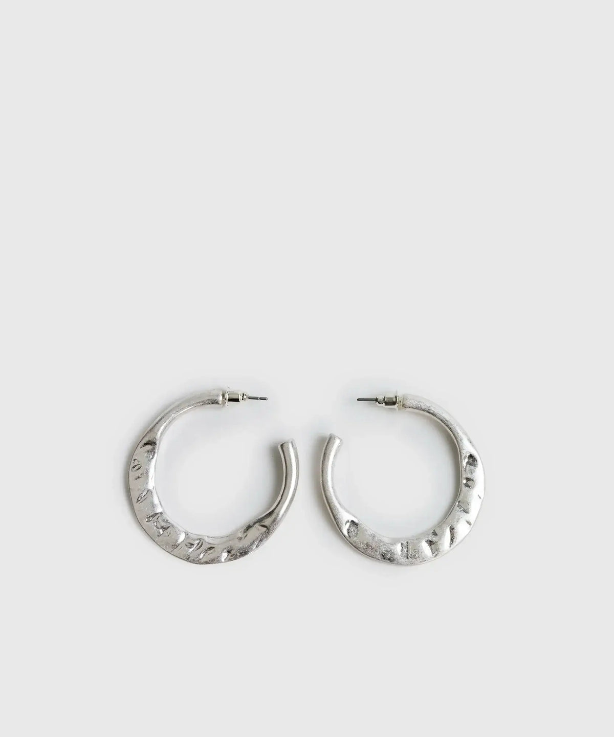 Aros Argollas Grandes Boho de la marca Lounge con diseño machacado en plata.