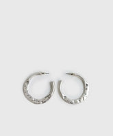 Aros Argollas Grandes Boho de la marca Lounge con diseño machacado en plata.