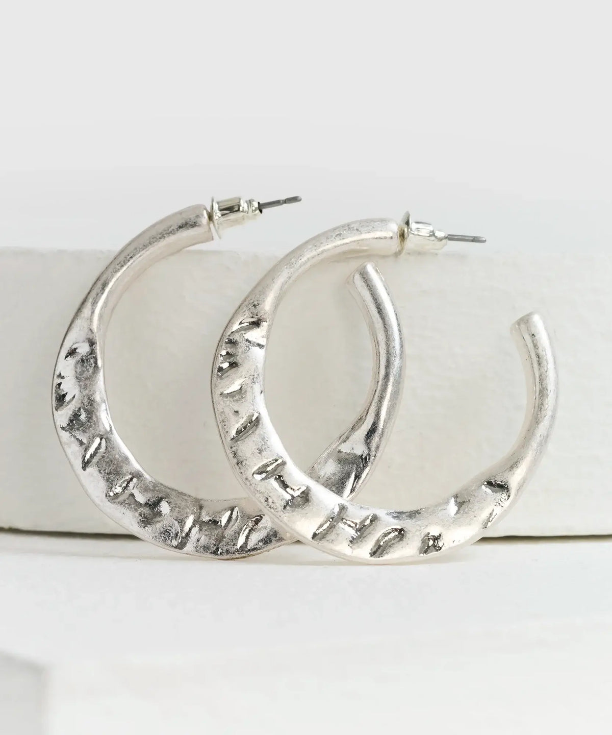 Aros Argollas Grandes Boho de la marca Lounge con diseño machacado en plata.