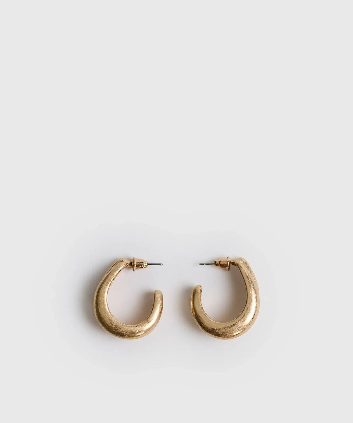 Aros Argollas Dobles de Lounge, argollas dobles con efecto machacado en color dorado.