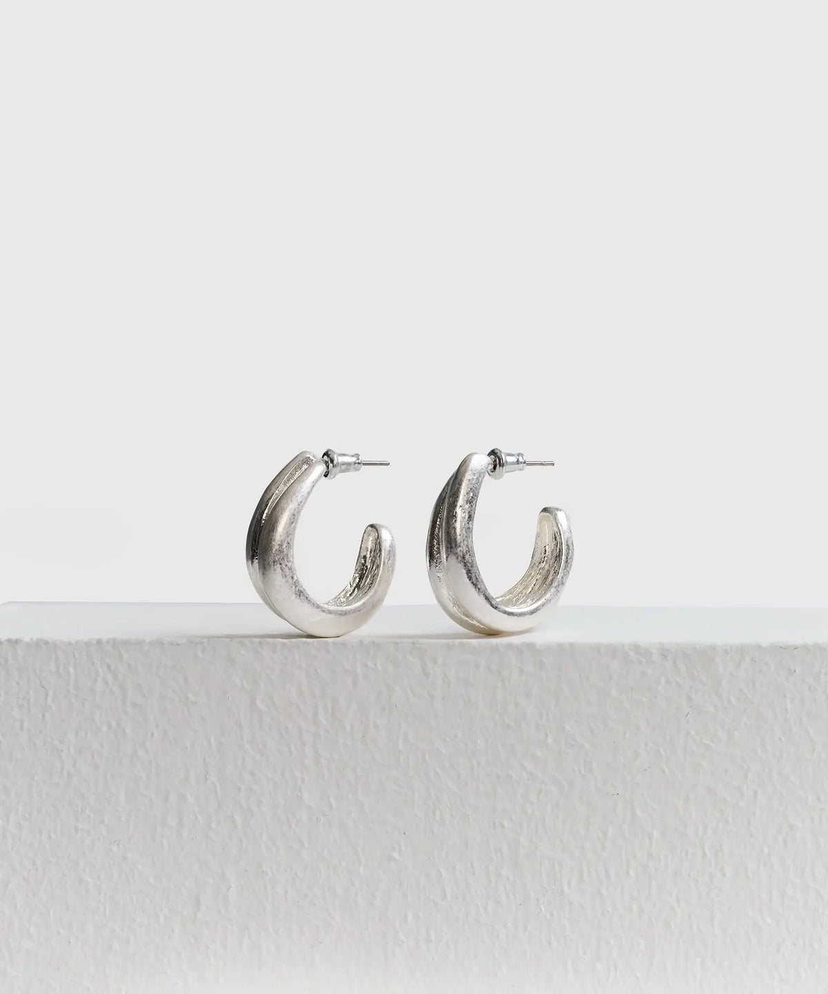 Aros Argollas Dobles de Lounge, argollas dobles con efecto machacado en color plateado.
