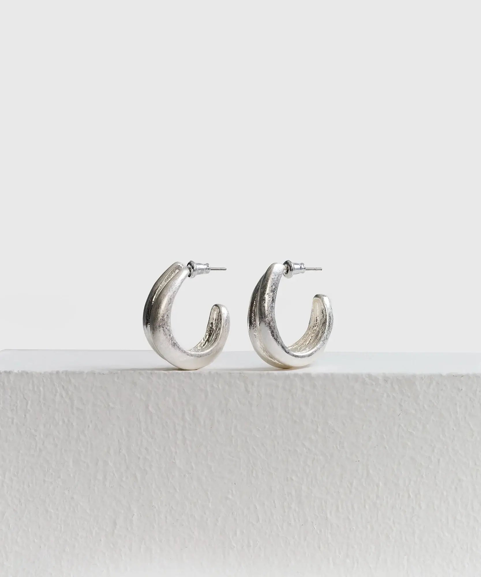 Aros Argollas Dobles de Lounge, argollas dobles con efecto machacado en color plateado.