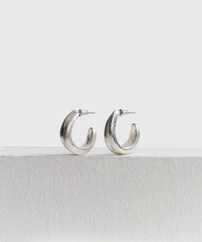 Aros Argollas Dobles de Lounge, argollas dobles con efecto machacado en color plateado.