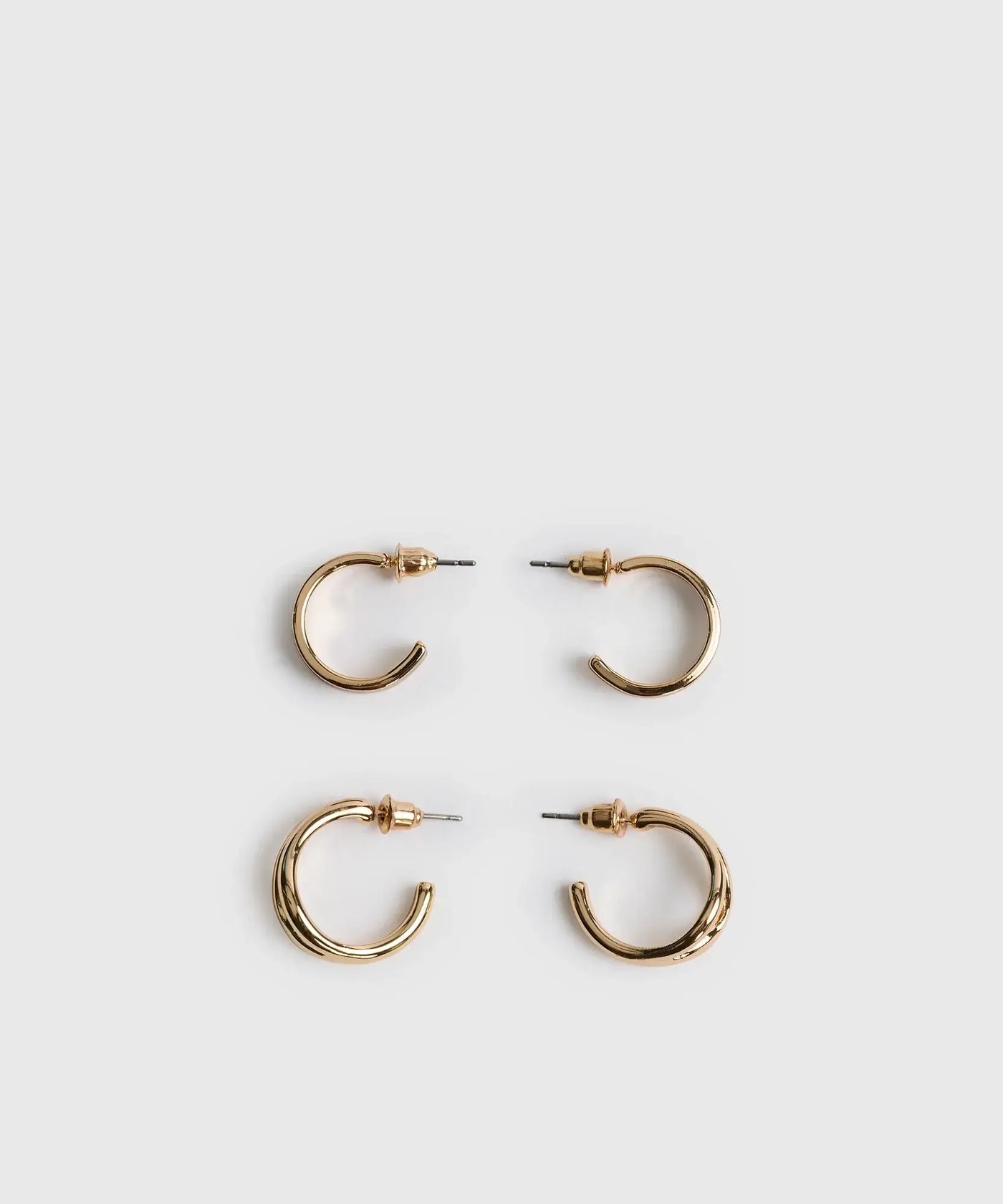 Set Aros Argollas Street de Lounge: dos pares de argollas pequeñas con diseño doble y color diferente.