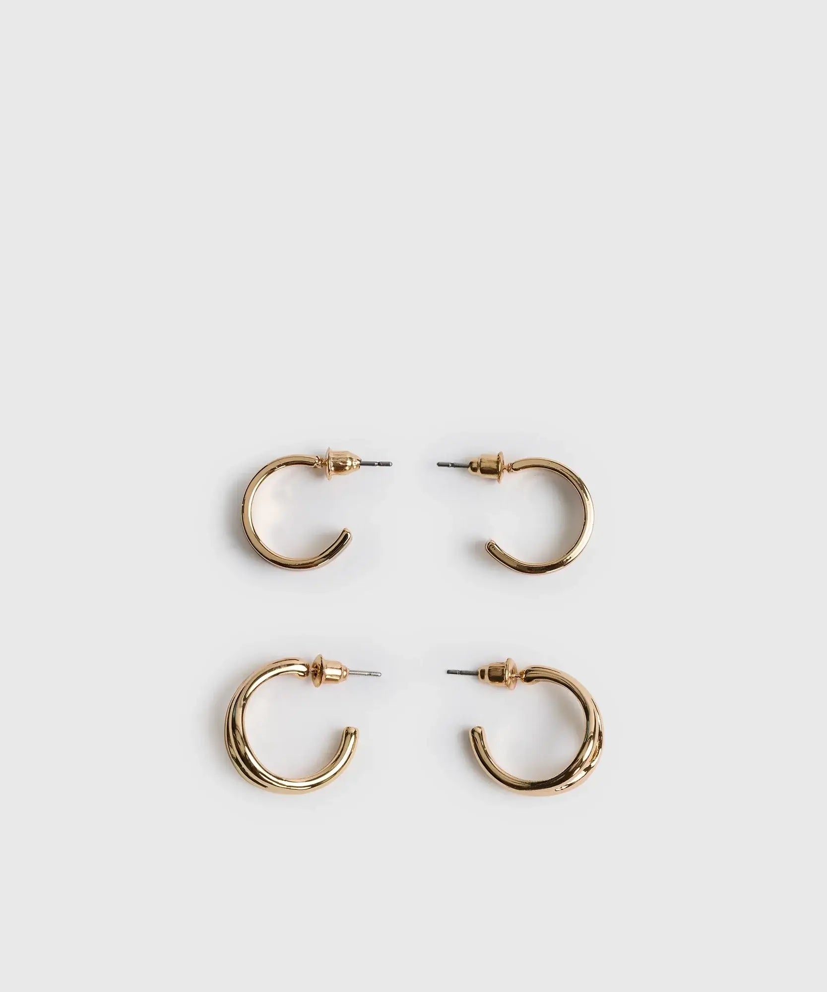 Set Aros Argollas Street de Lounge: dos pares de argollas pequeñas con diseño doble y color diferente.