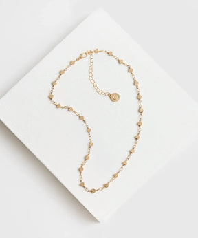 Collar Corazones Mini de Lounge, collar de cadena delgada con mini corazones dorados.