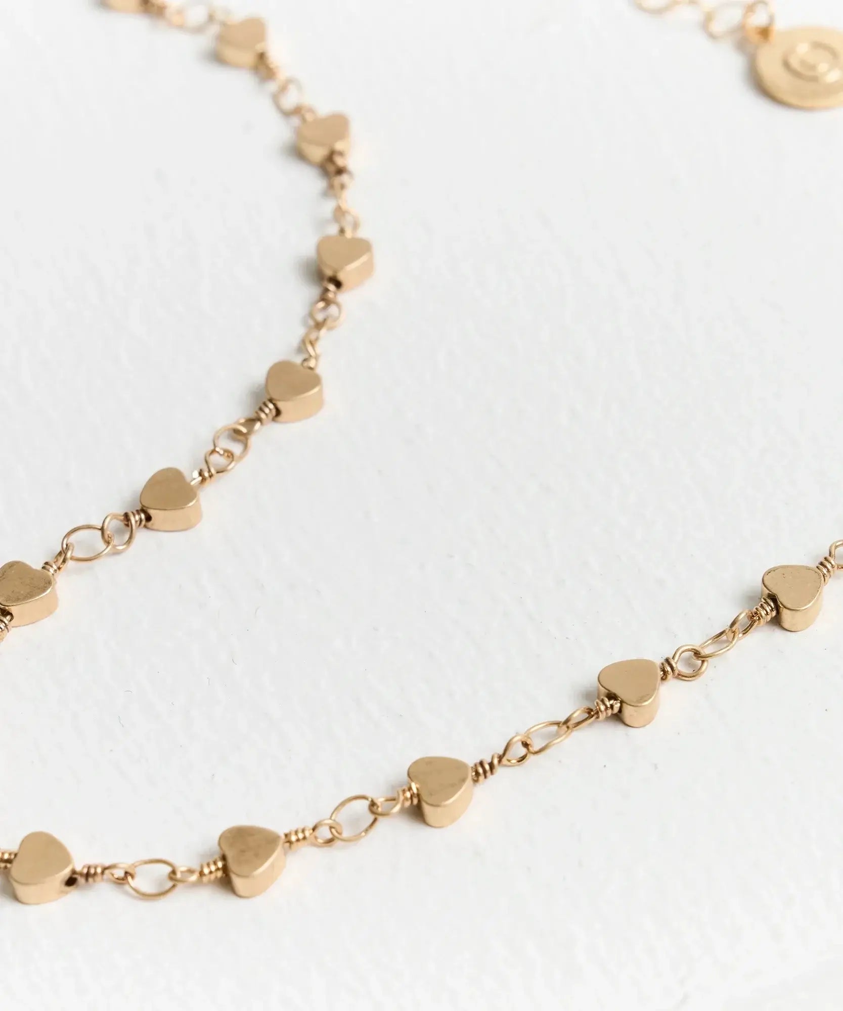Collar Corazones Mini de Lounge con cadena delgada y mini corazones dorados.