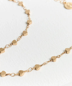 Collar Corazones Mini de Lounge con cadena delgada y mini corazones dorados.