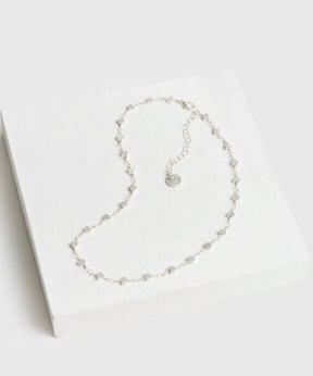 Collar Corazones Mini de Lounge, con cadena delgada y mini corazones, elegante y moderno.