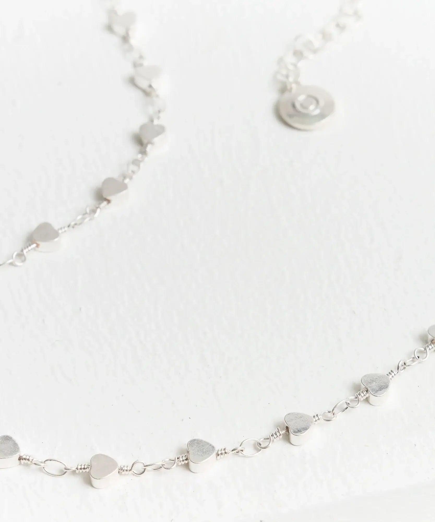 Collar Corazones Mini de cadena delgada con mini corazones en plata, marca Lounge.