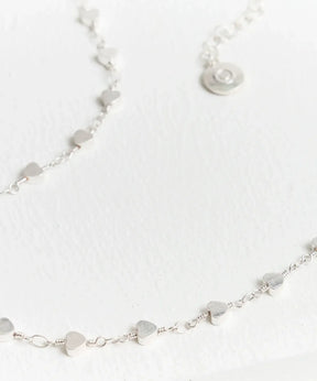 Collar Corazones Mini de cadena delgada con mini corazones en plata, marca Lounge.