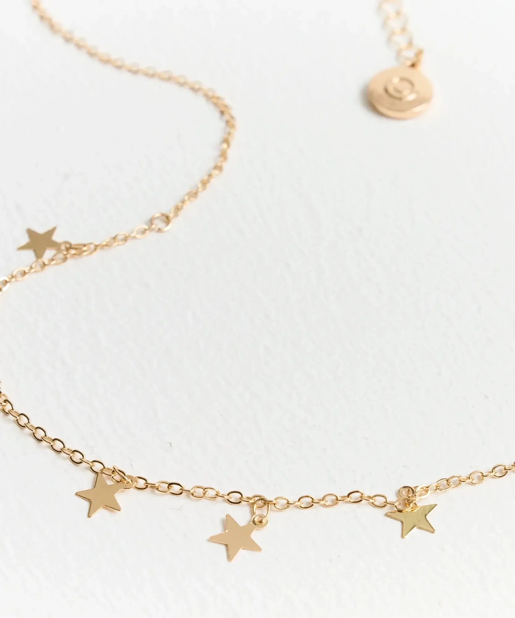 Collar Estrellas Mini de Lounge, collar de cadena delgada con mini estrellas doradas.