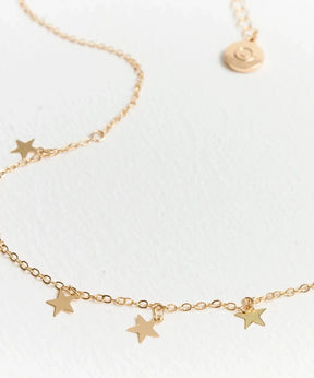 Collar Estrellas Mini de Lounge, collar de cadena delgada con mini estrellas doradas.