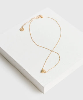 Collar Corazón de cadena delgada con charm de corazón, marca Lounge, presentado en caja blanca.