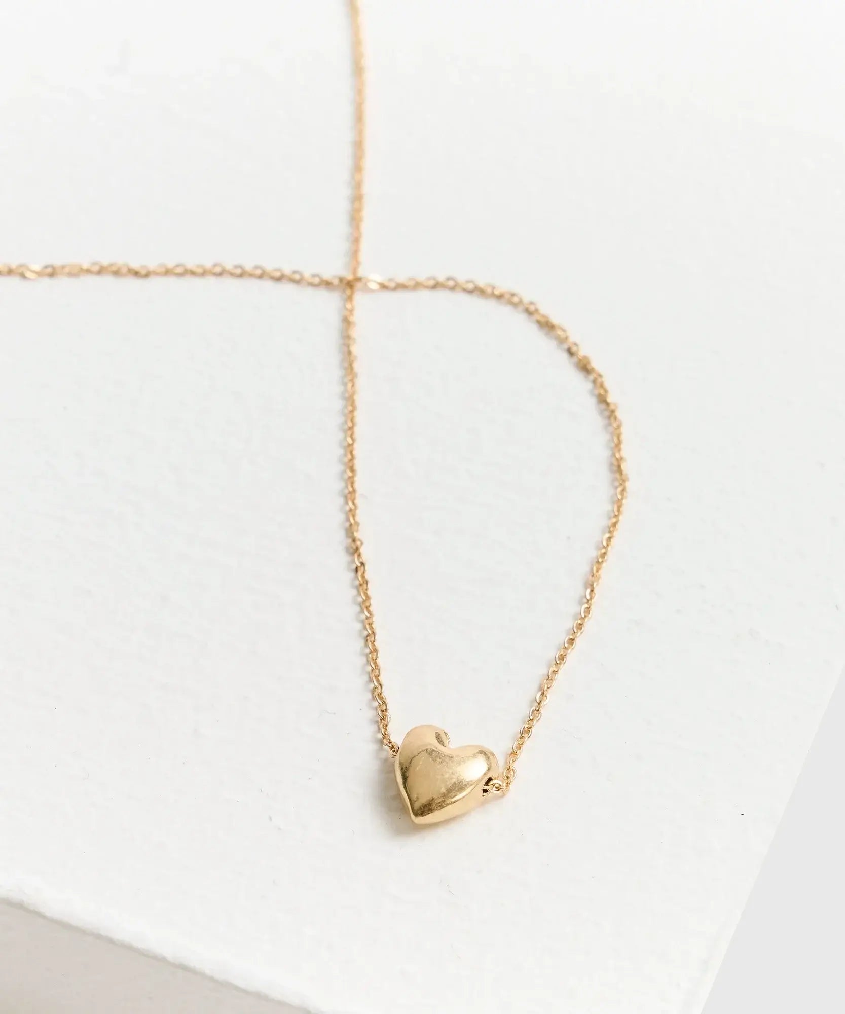 Collar Corazón de cadena delgada con charm de corazón de la marca Lounge.