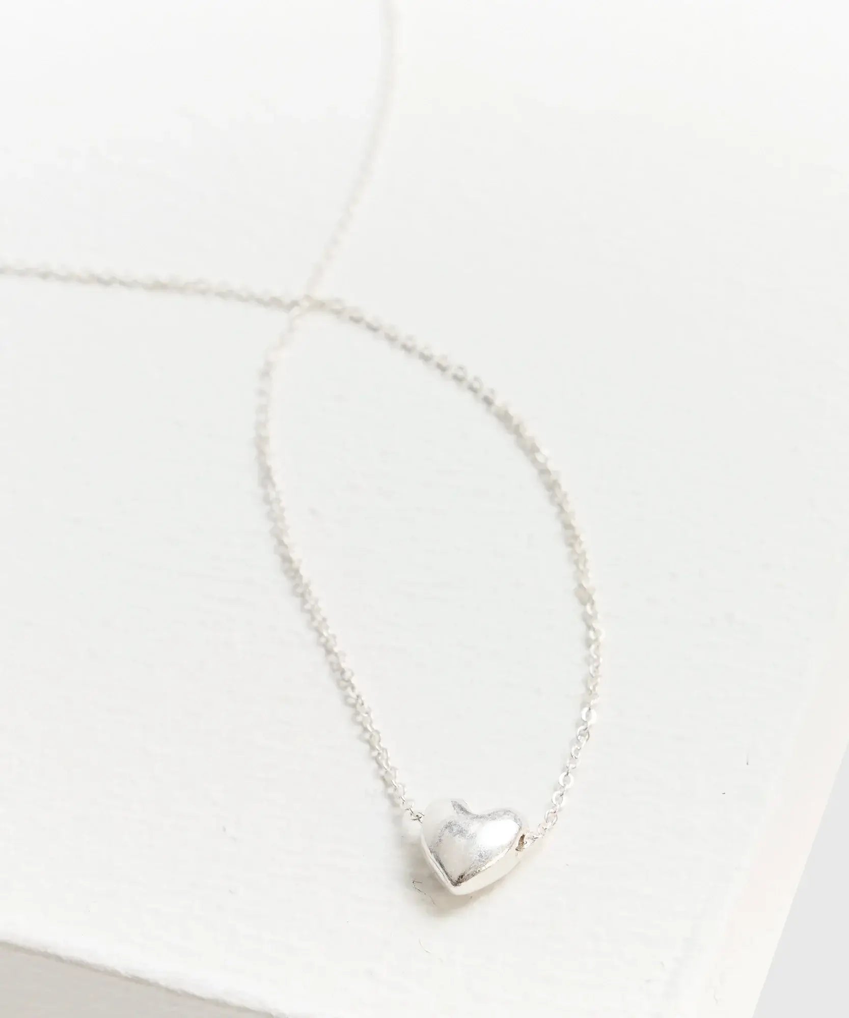 Collar Corazón de cadena delgada con charm de corazón de la marca Lounge.