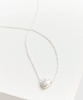 Collar Corazón de cadena delgada con charm de corazón de la marca Lounge.