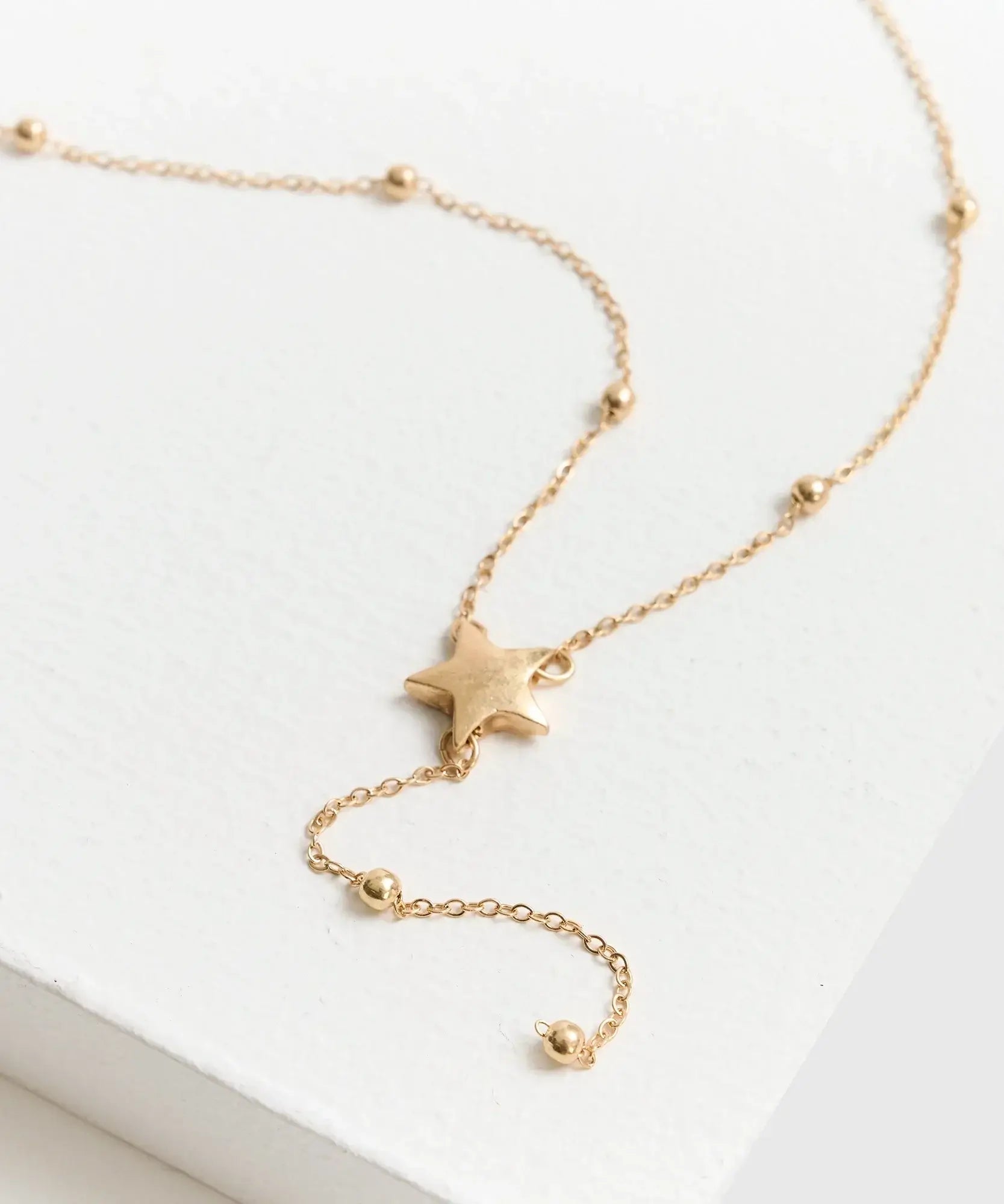 Collar Charm Estrella de cadena delgada con charm de estrella, marca Lounge.
