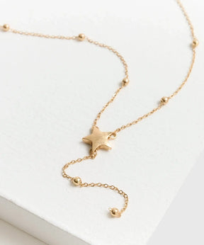 Collar Charm Estrella de cadena delgada con charm de estrella, marca Lounge.