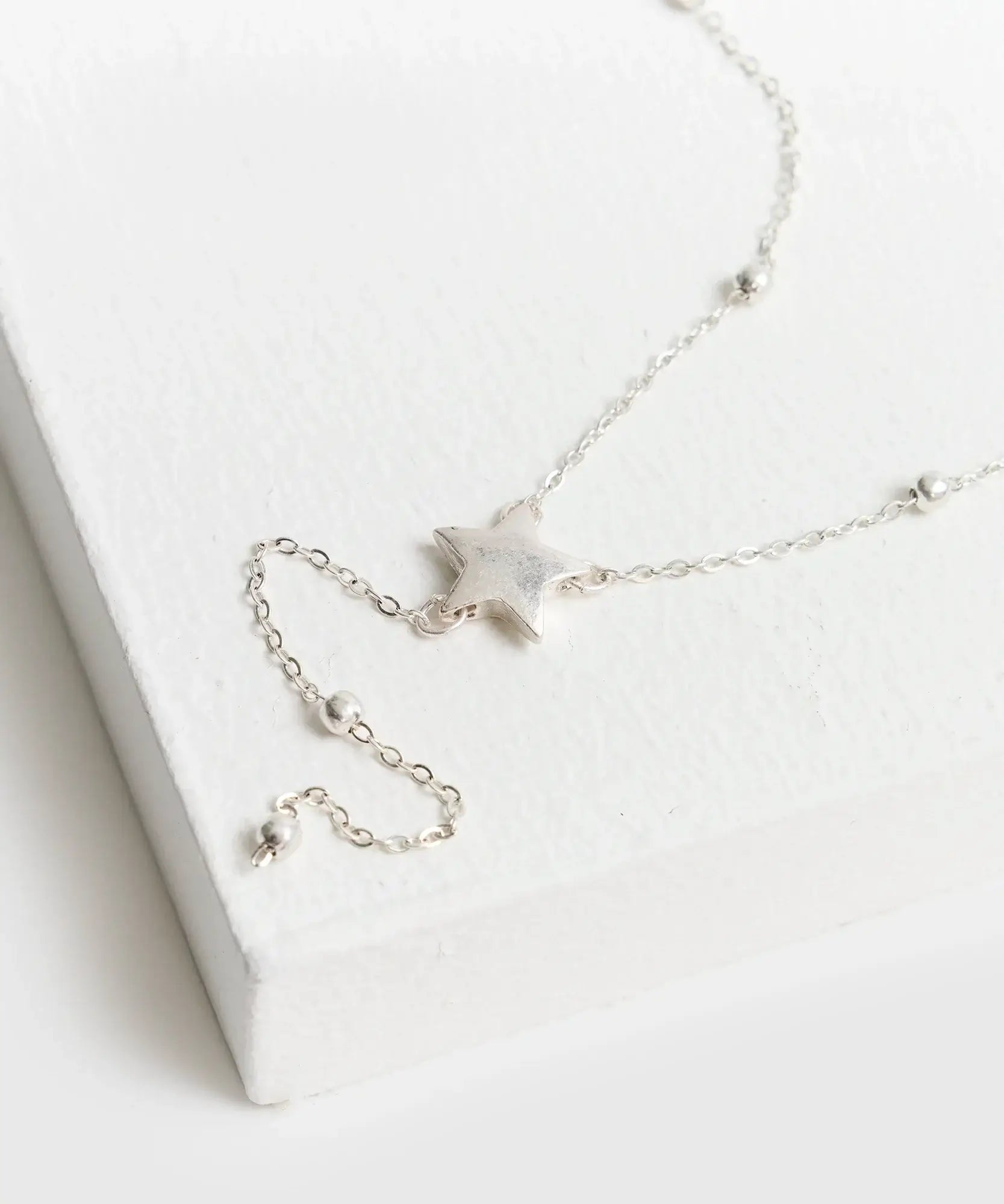 Collar Charm Estrella de cadena delgada con charm de estrella de la marca Lounge.