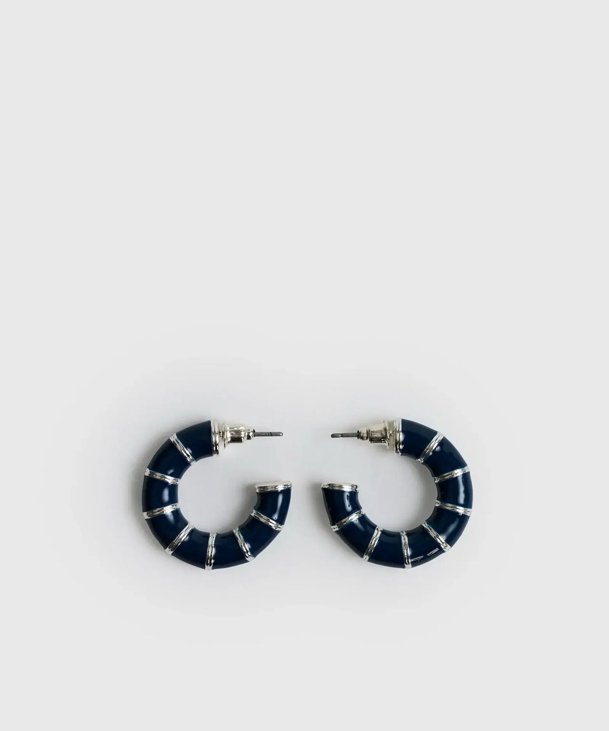 Aros Argollas Resina de Lounge, gruesas de resina con detalles metálicos en color azul marino.
