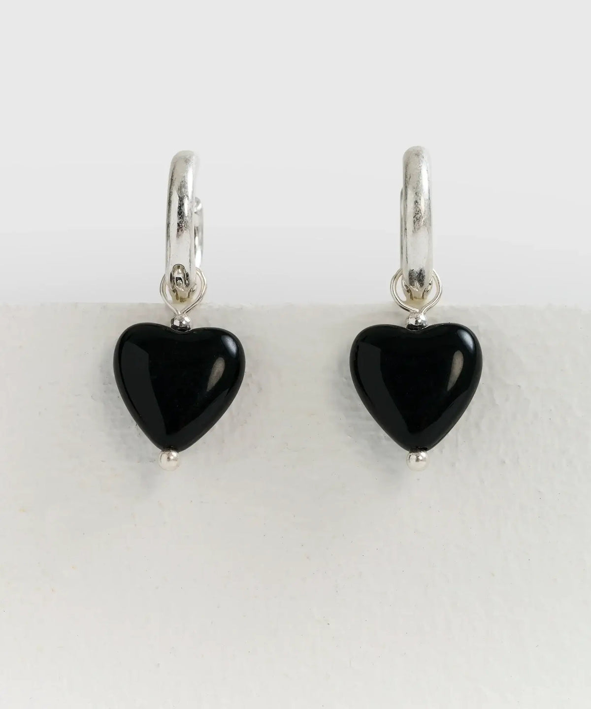 Aros Argolla Corazón de Lounge con charm en forma de corazón negro.