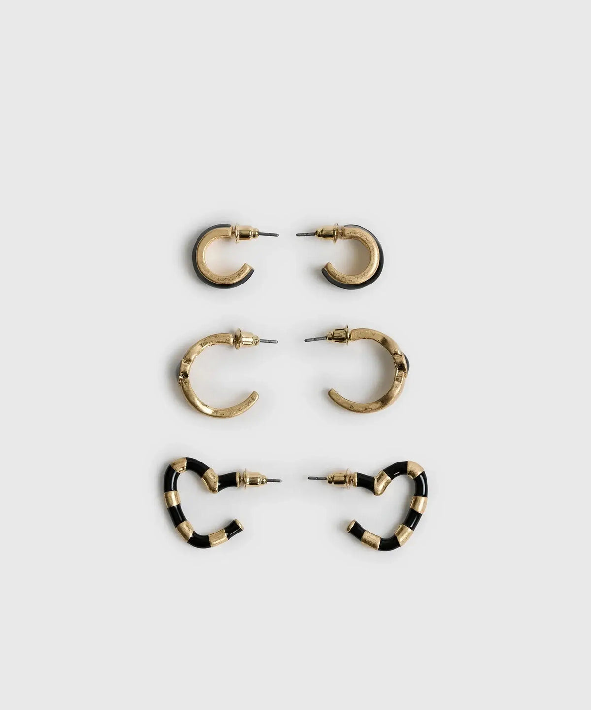 Set Aros Argollas Resina de Lounge con tres pares de argollas, detalles en resina y diseño de corazón.