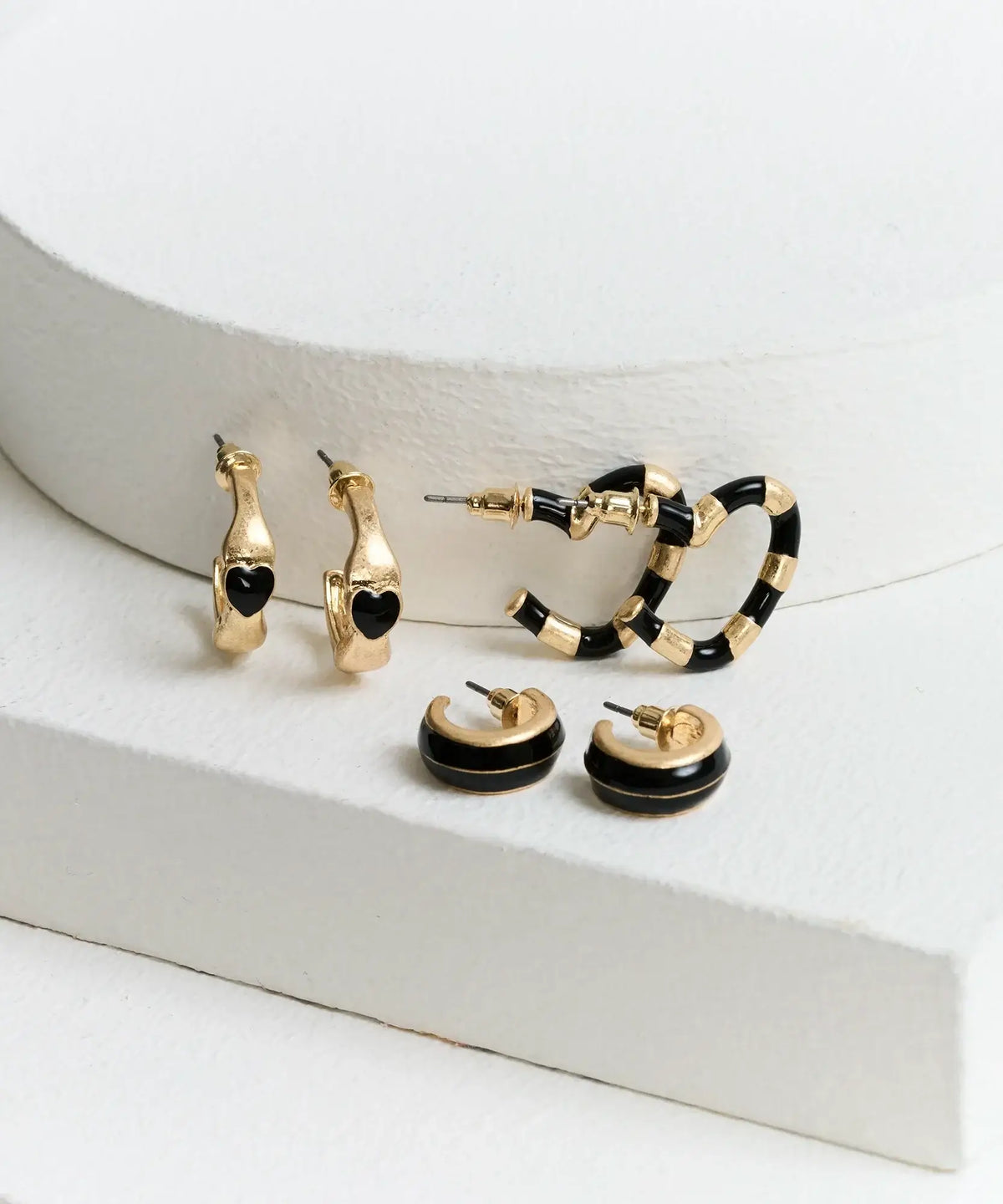 Set Aros Argollas Resina de Lounge, tres pares de argollas con detalles en resina y diseño de corazón.