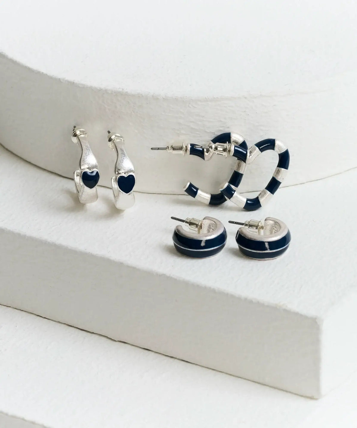 Set Aros Argollas Resina de Lounge, tres pares con detalles en resina, incluyendo argollas con corazones.