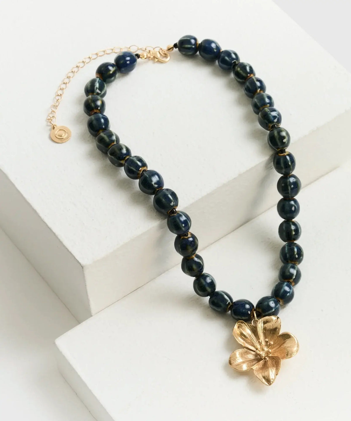 Collar Charm Street de Lounge, collar corto de piedras con colgante metálico en forma de flor.