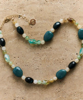 Collar Piedras Irregulares Street de Lounge con piedras de resina irregulares, en fondo claro