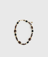 Collar Piedras Irregulares Street de Lounge, elaborado con piedras de resina irregulares en tonos marrones y negros.