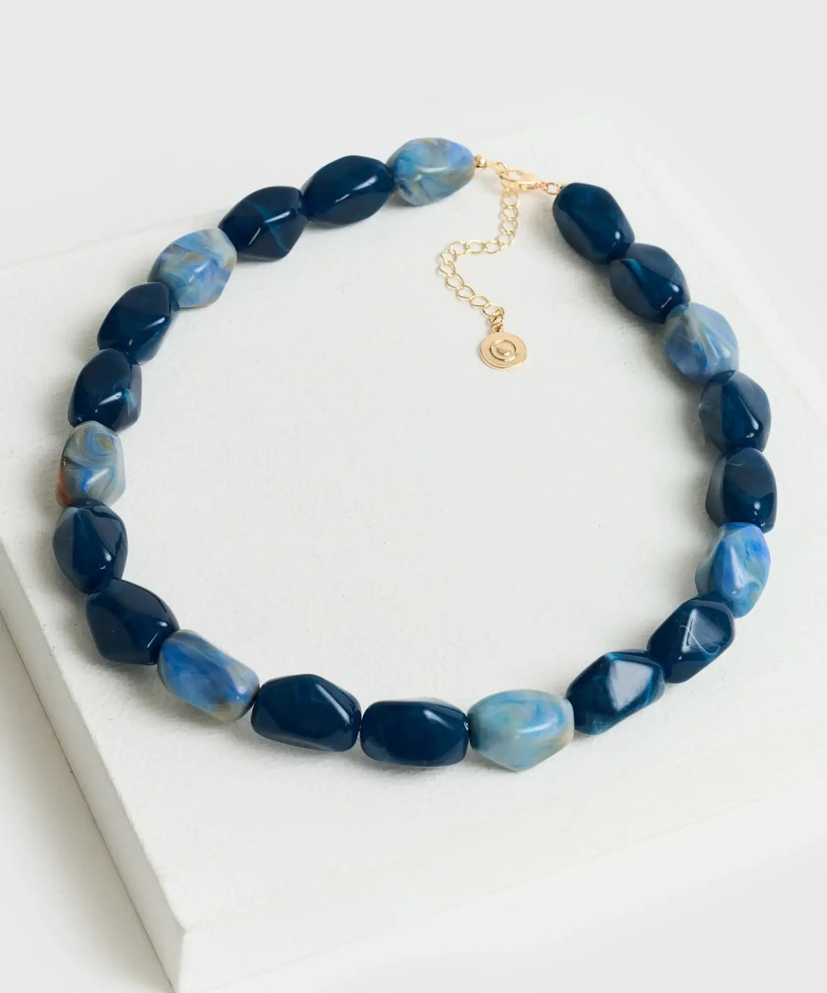 Collar Piedras Street de Lounge, collar con piedras de resina irregulares en tonos azules.