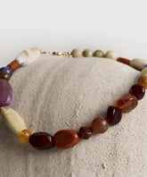Collar Piedras Street de Lounge con piedras de resina en diferentes tamaños, perfecto para destacar tu estilo.