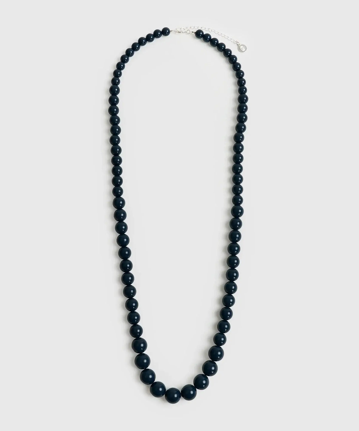 Collar Extra Largo de Lounge, elaborado con piedras de diferentes tamaños en color negro.