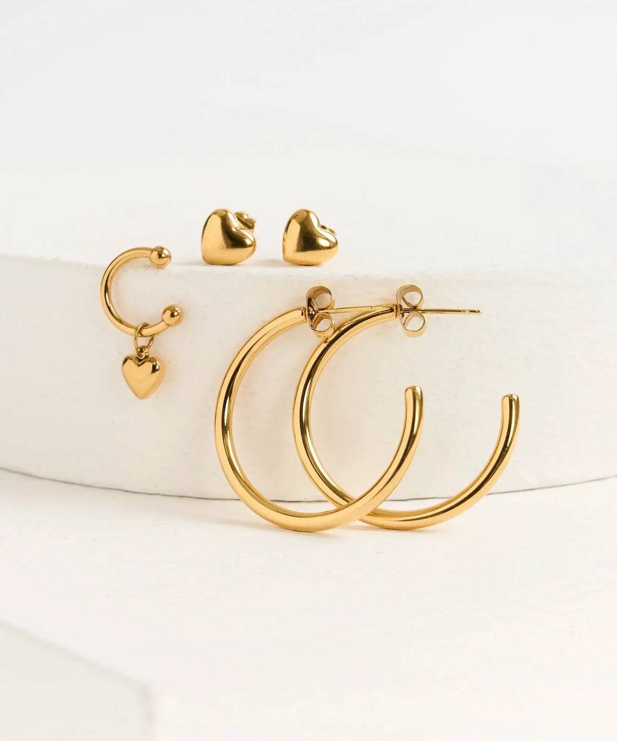 Set Aros Street de Lounge: tres aros dorados, argollas semi abiertas y diseño de corazones.
