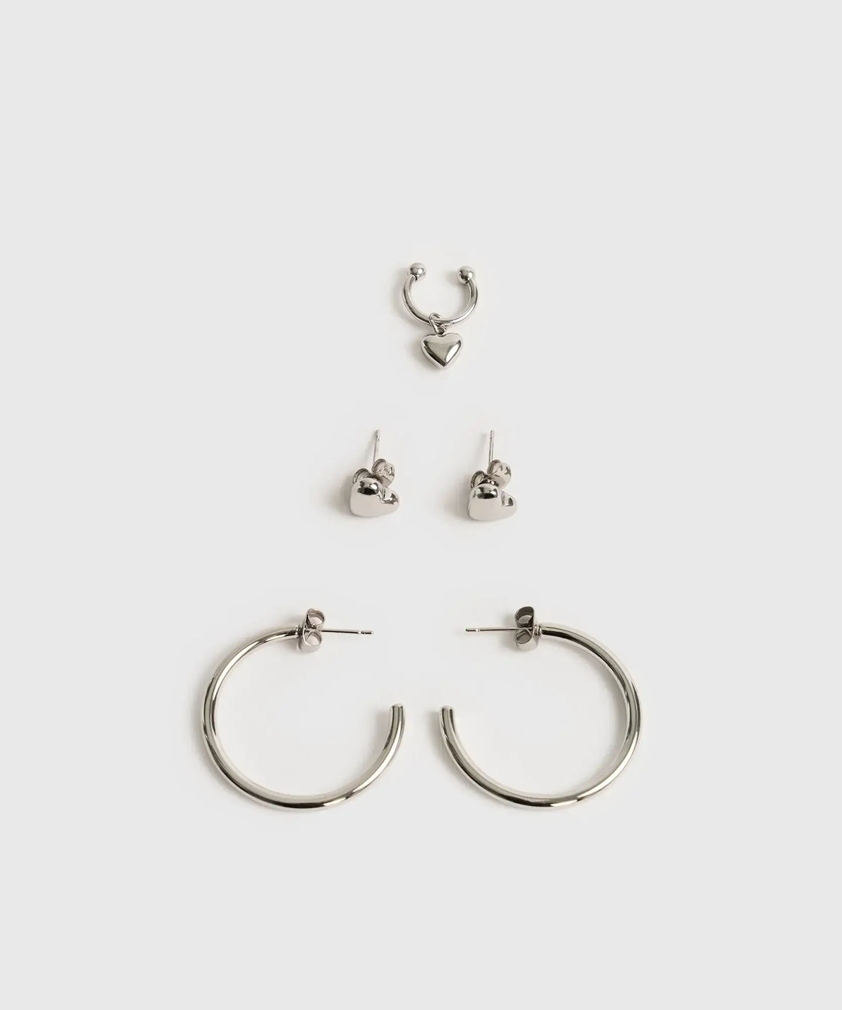 Set Aros Street de Lounge: set de tres aros con corazones y argollas semi abiertas. Ideal para un look moderno.