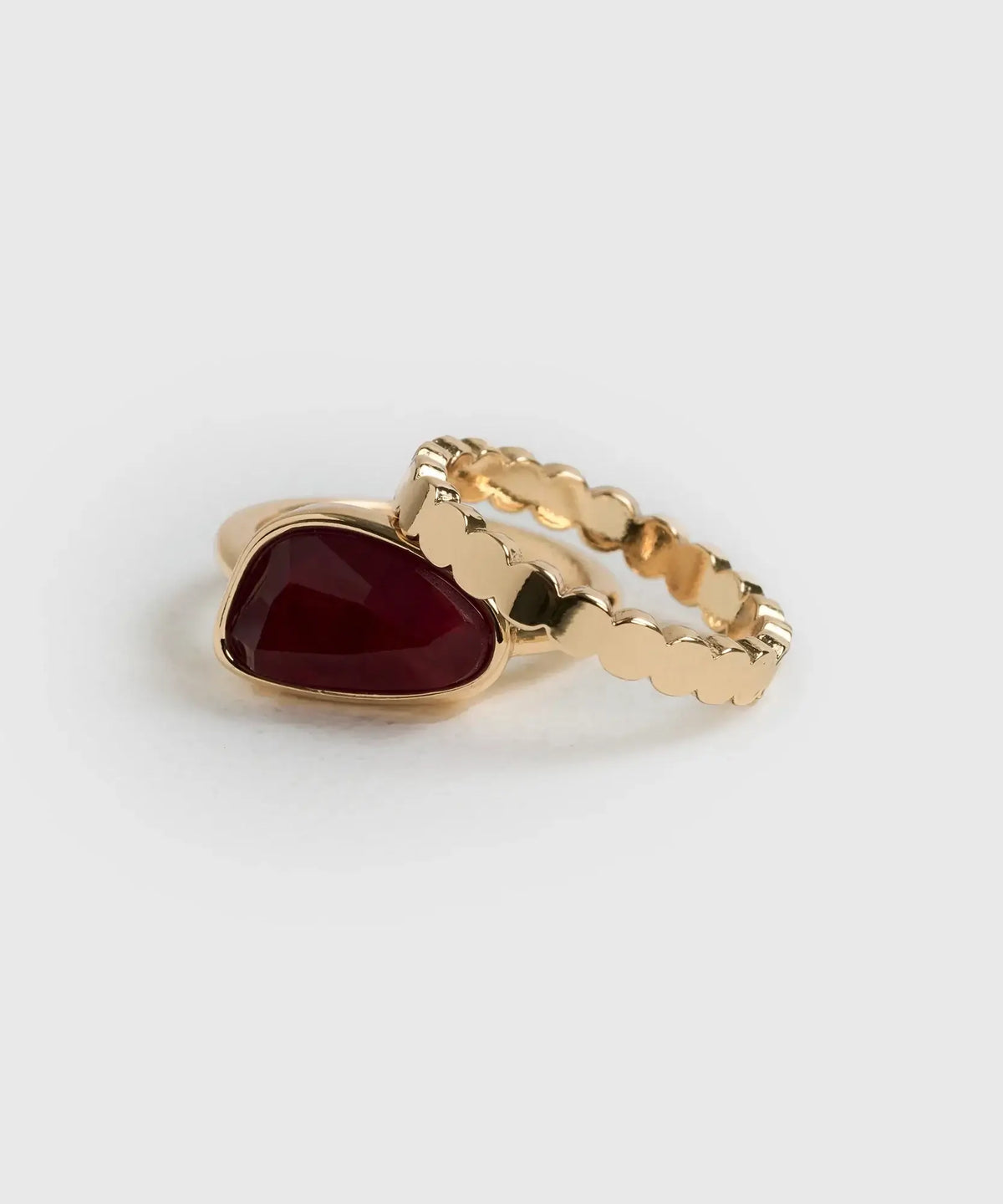 Set Anillos Piedra Boho de Lounge, anillo con piedra roja y otro de acero inoxidable con relieve.