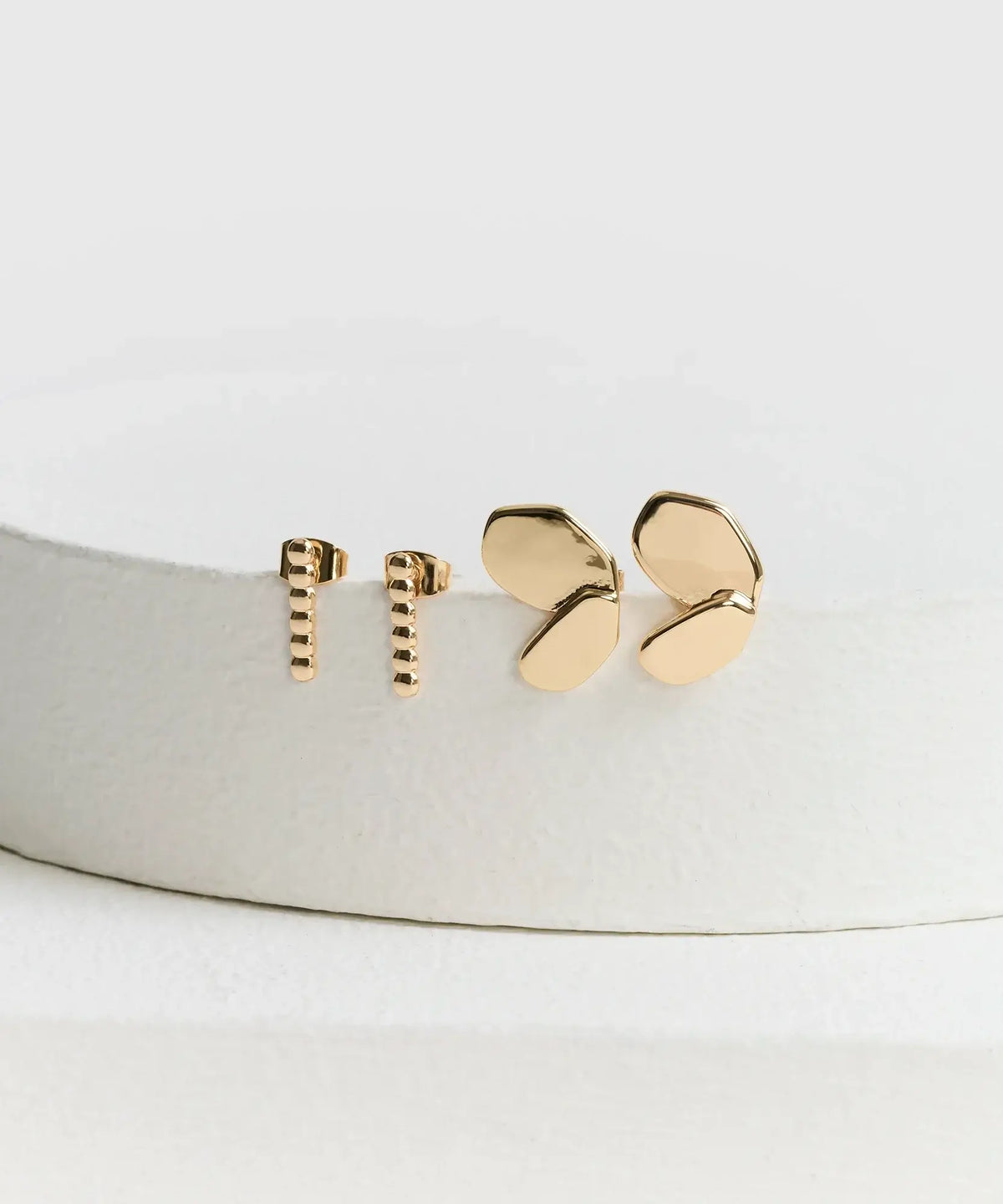 Set Aros Acero Inoxidable de Lounge, incluye aros en forma de corazón irregular y mini pelotitas.