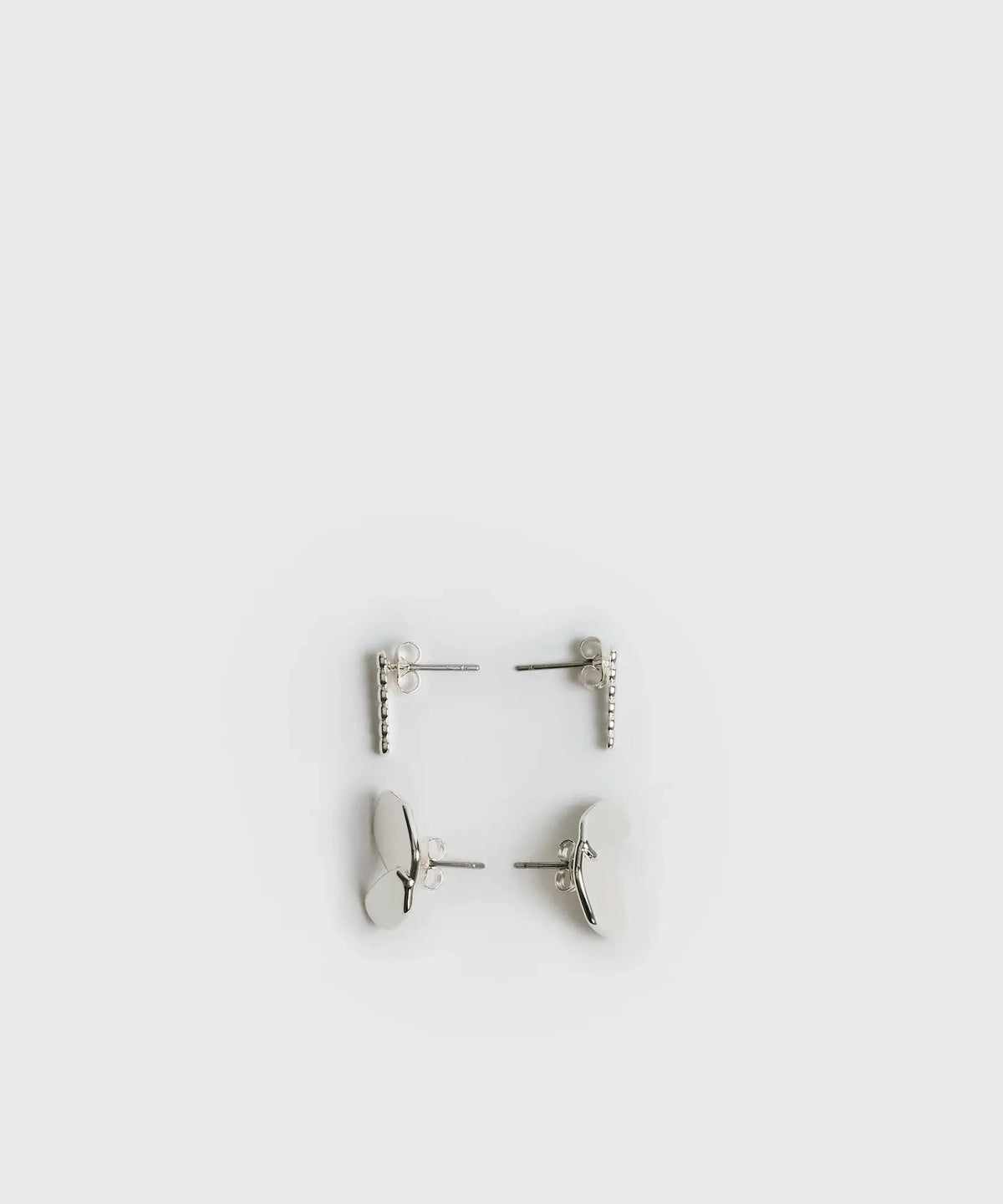 Set Aros Acero Inoxidable de Lounge, incluye dos pares, un par corazón irregular y otro de mini pelotitas.