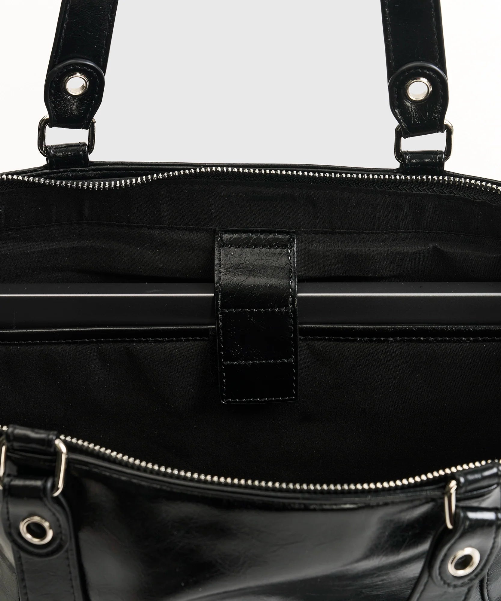 Bolso Notebook Charol Eyelets