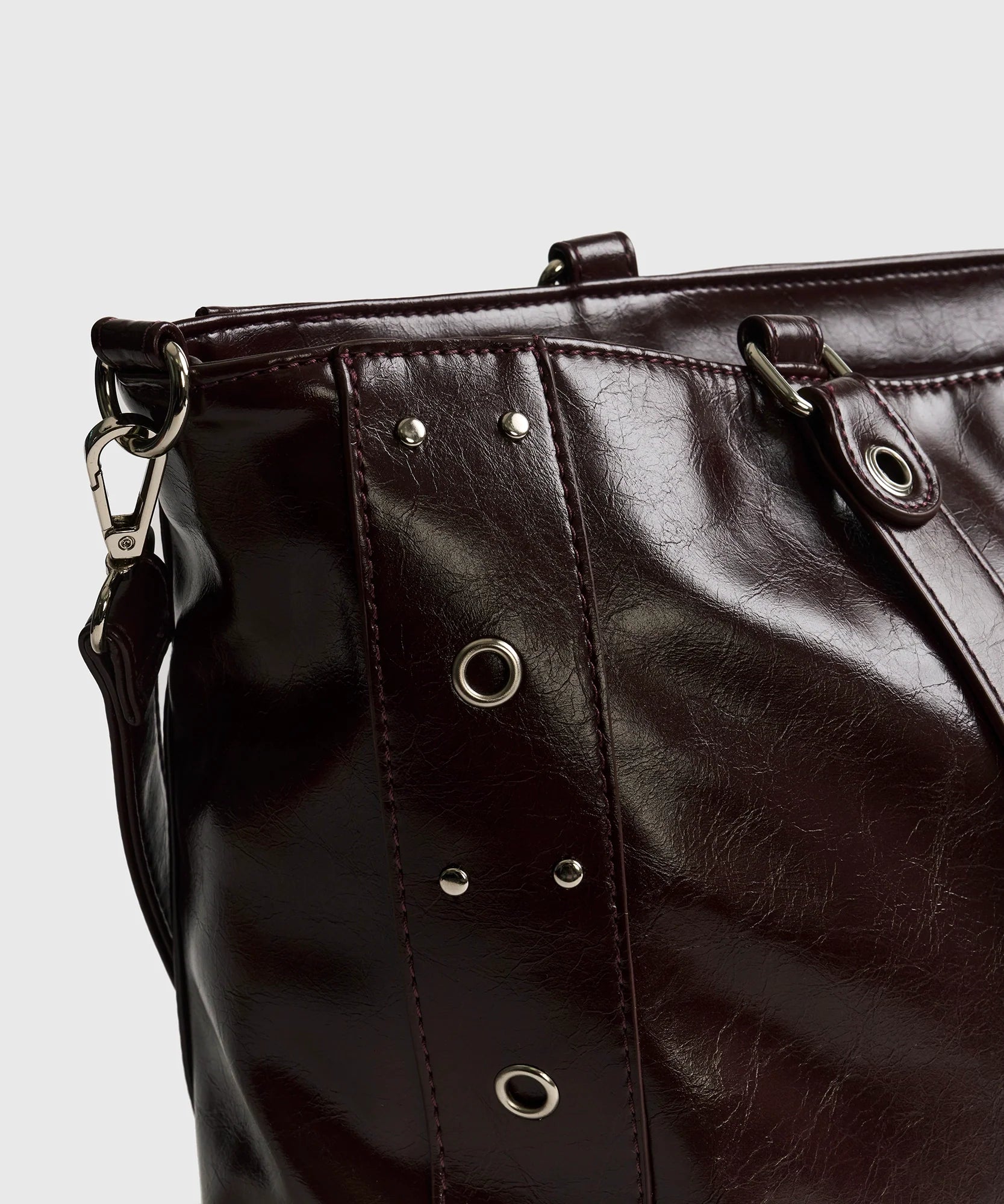 Bolso Notebook Charol Eyelets