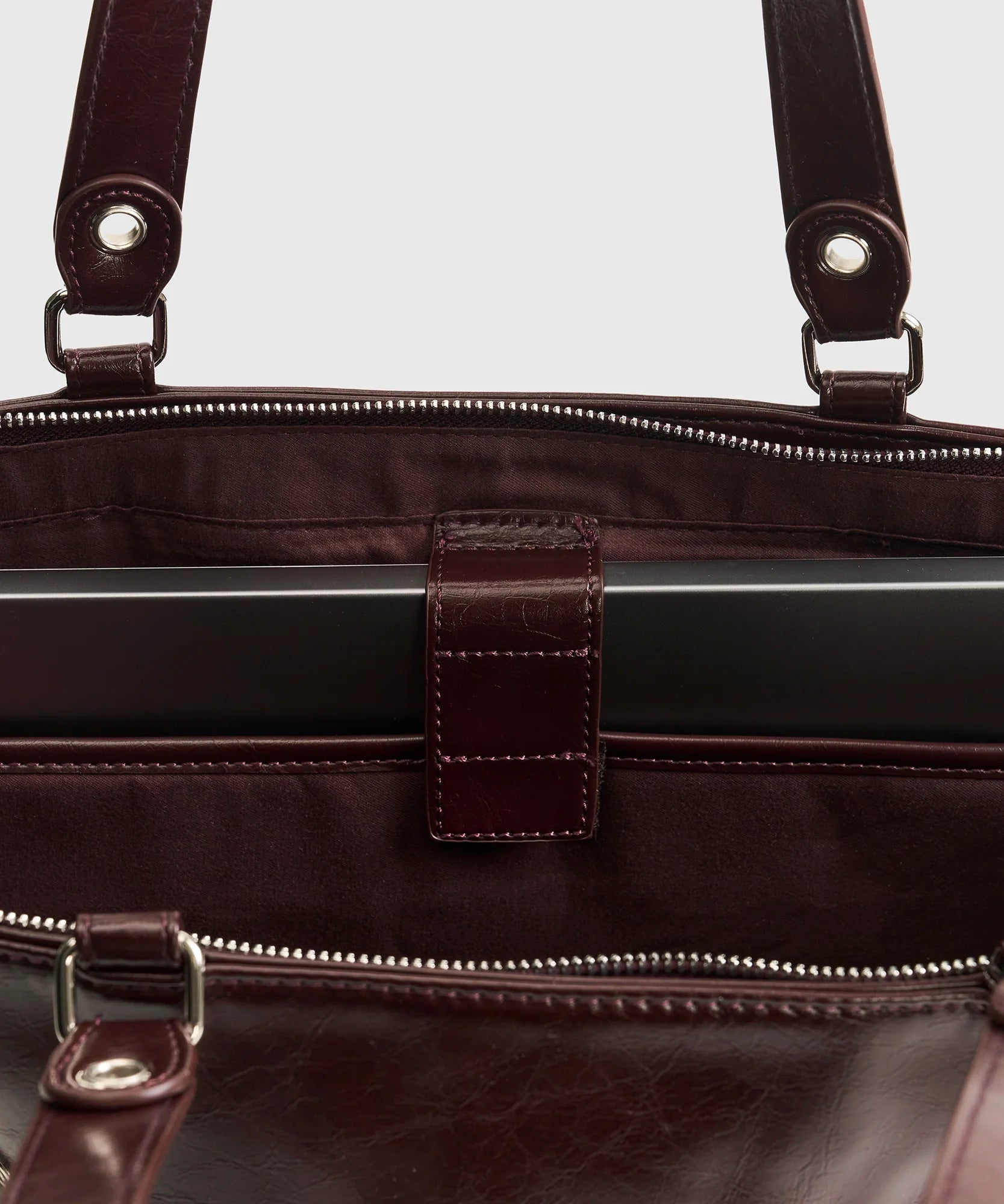 Bolso Notebook Charol Eyelets