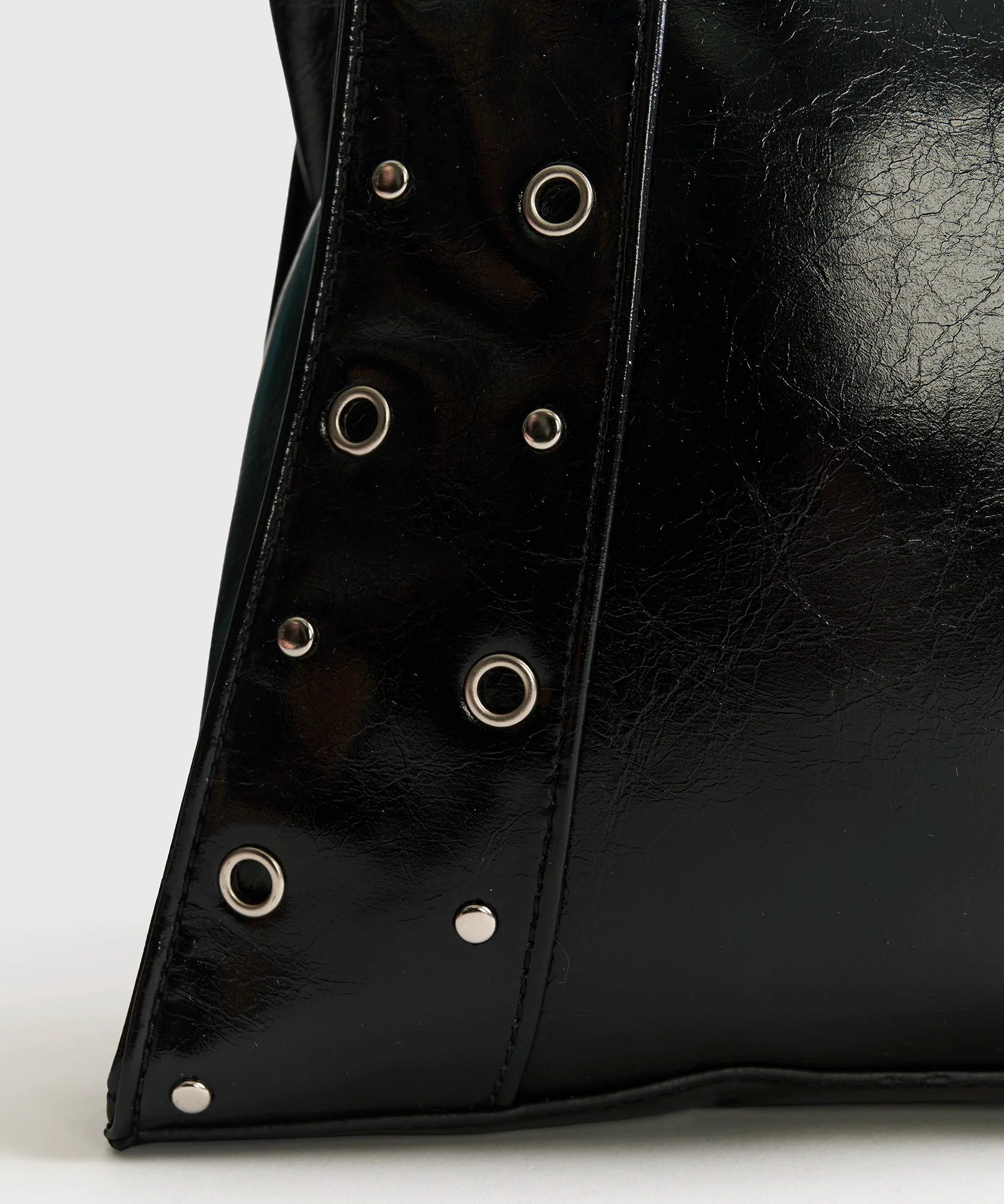 Cartera De Hombro Charol Eyelets